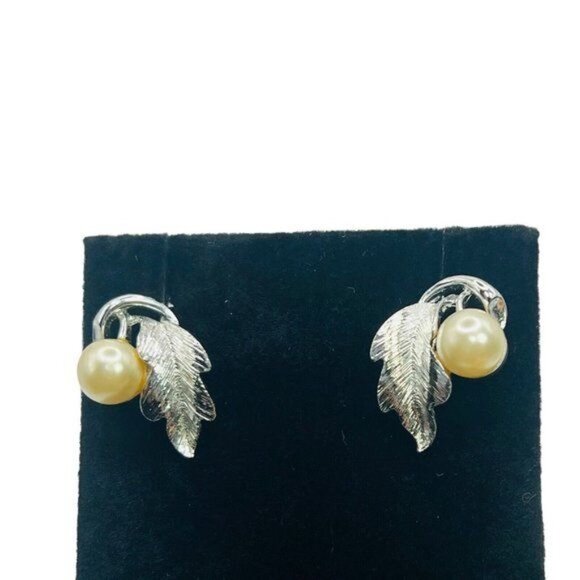 LISNER Vintage 60s Silver Leaf Faux Pearl Screw Back Earrings, Signed - Picture 8 of 11